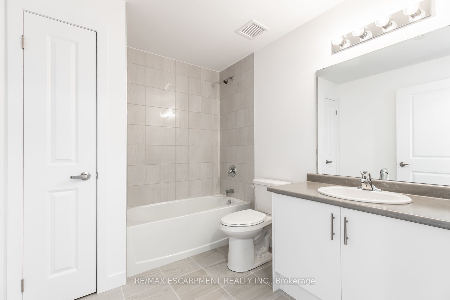 460 Dundas St, #811