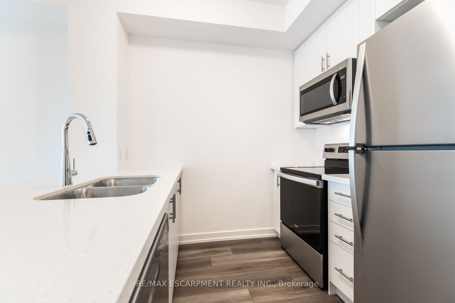 460 Dundas St, #811