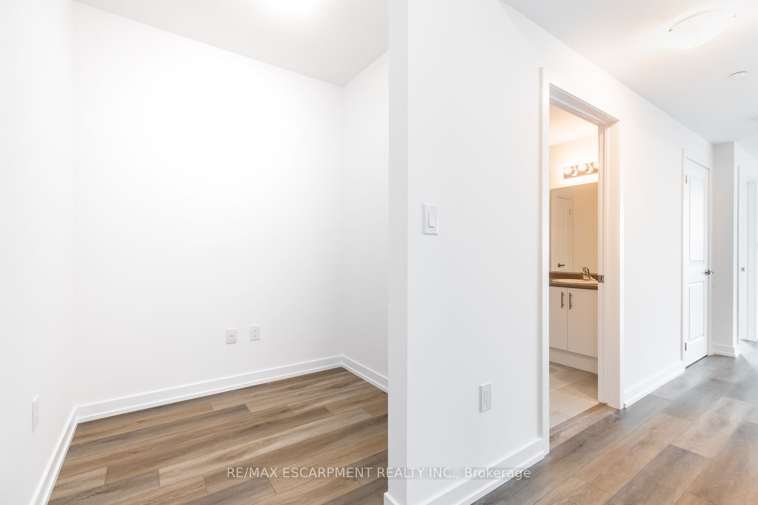 460 Dundas St, #811