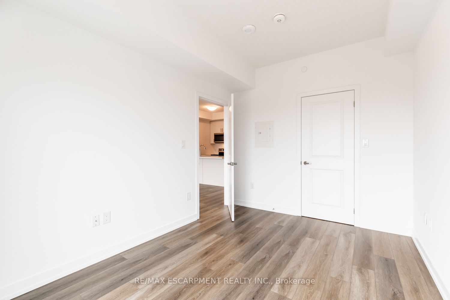 460 Dundas St, #811