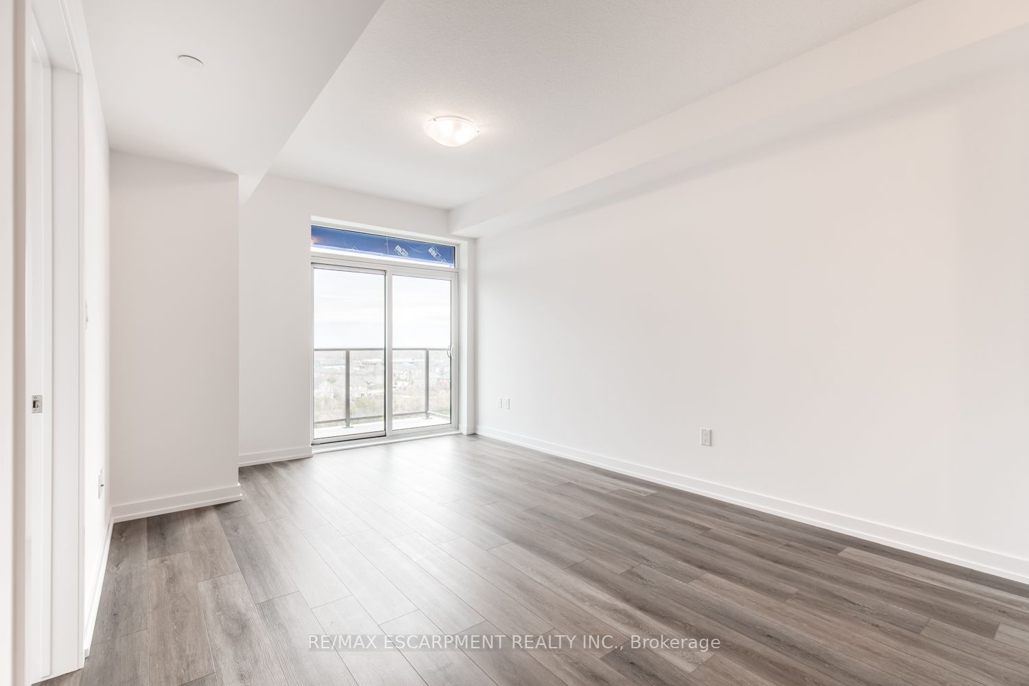 460 Dundas St, #811