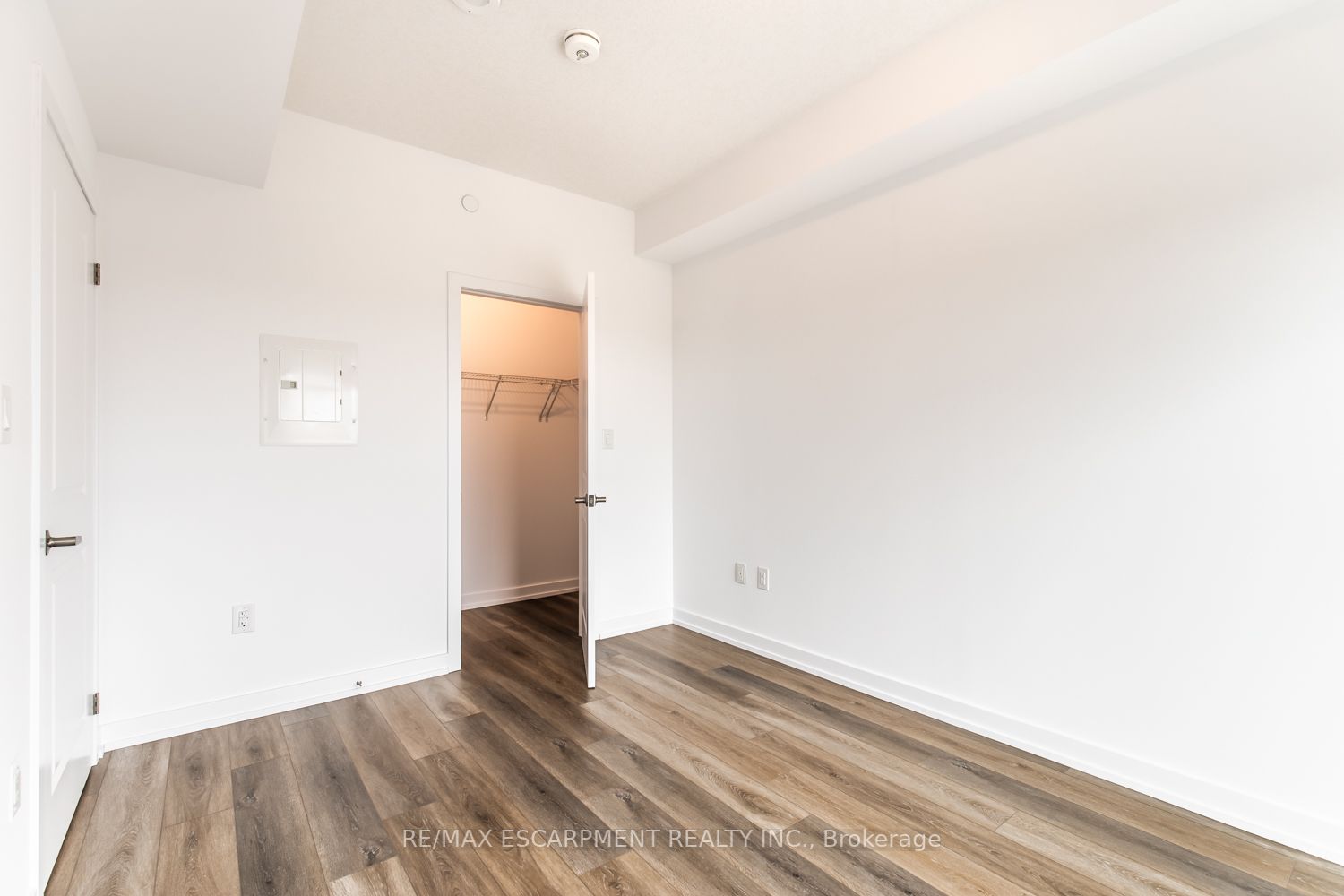 460 Dundas St, #811