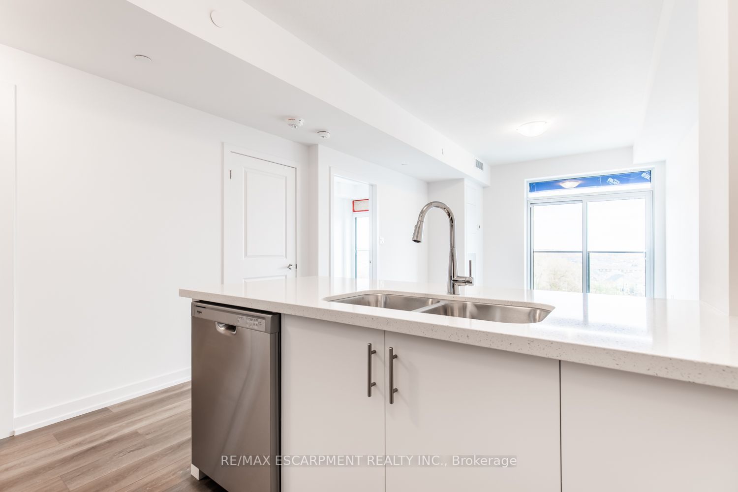 460 Dundas St, #811