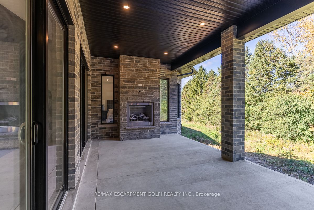 11 Black Willow Crt