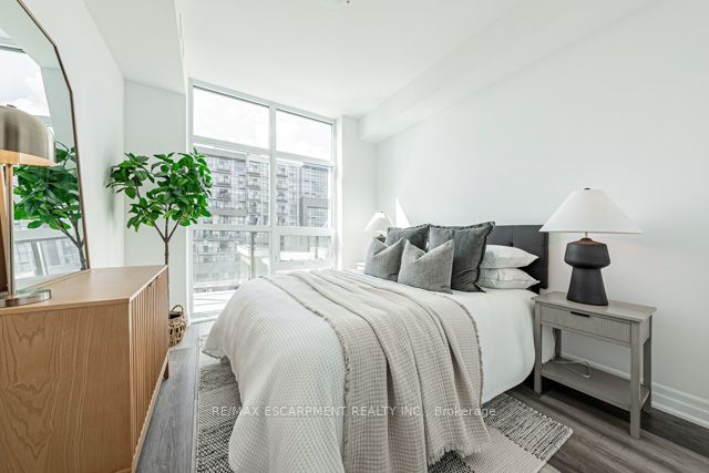 460 Dundas St E, #713