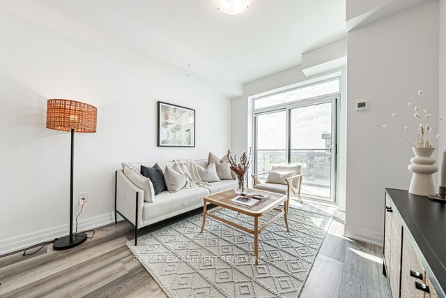 460 Dundas St E, #713