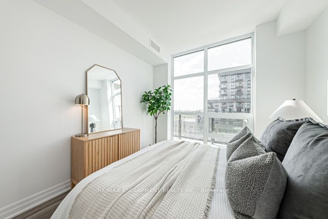 460 Dundas St E, #713