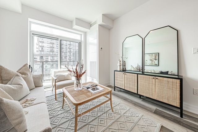 460 Dundas St E, #713
