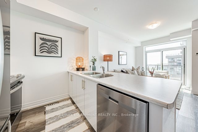 460 Dundas St E, #713