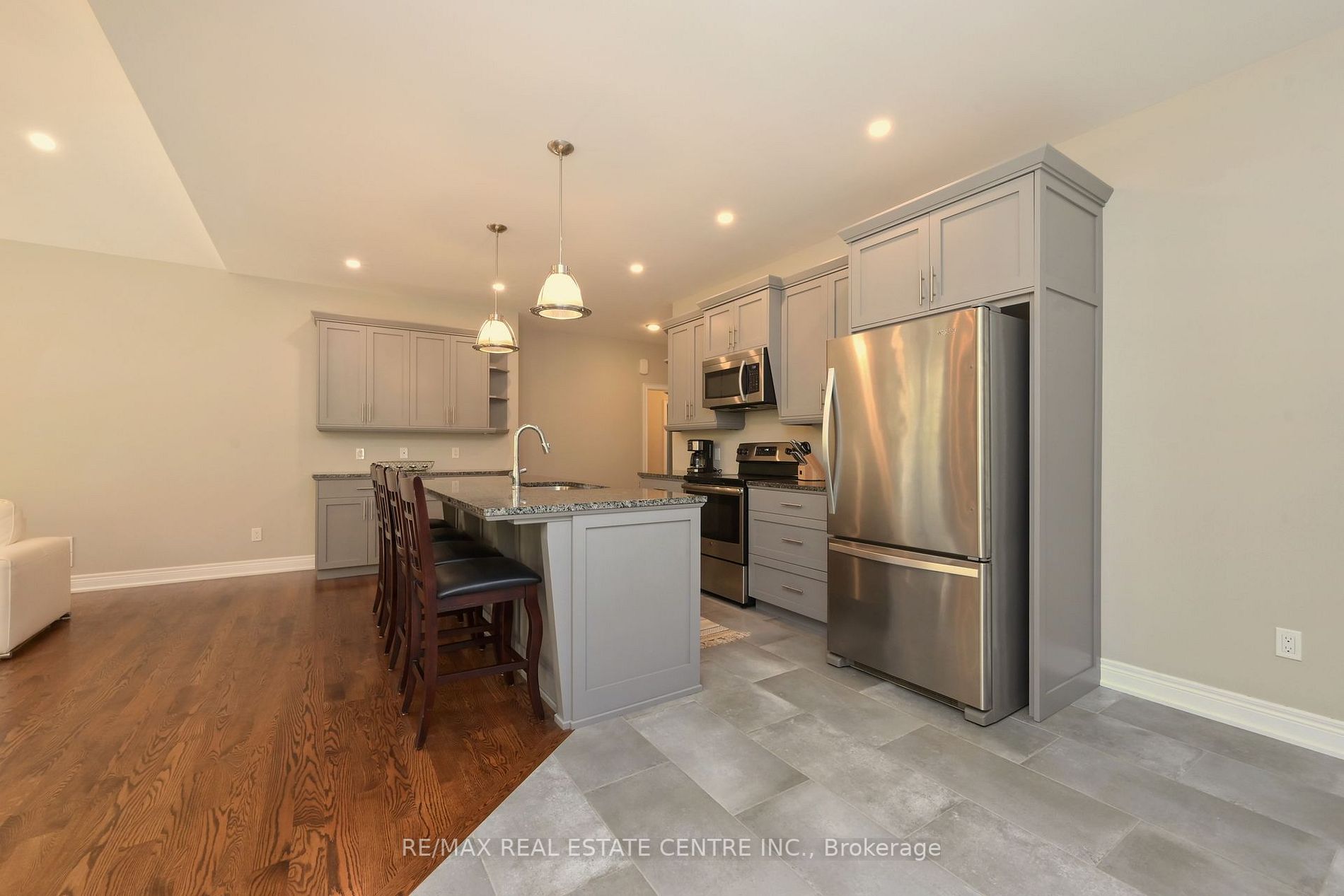 19 Emma St N