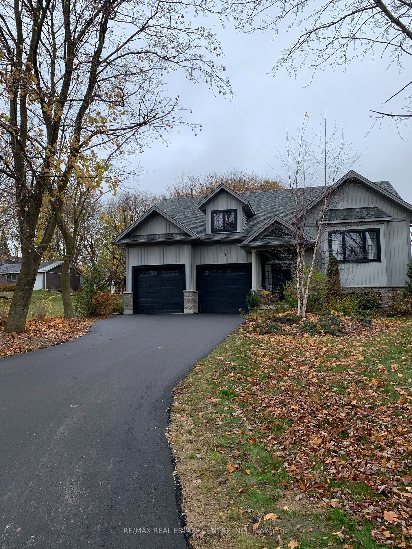 19 Emma St N