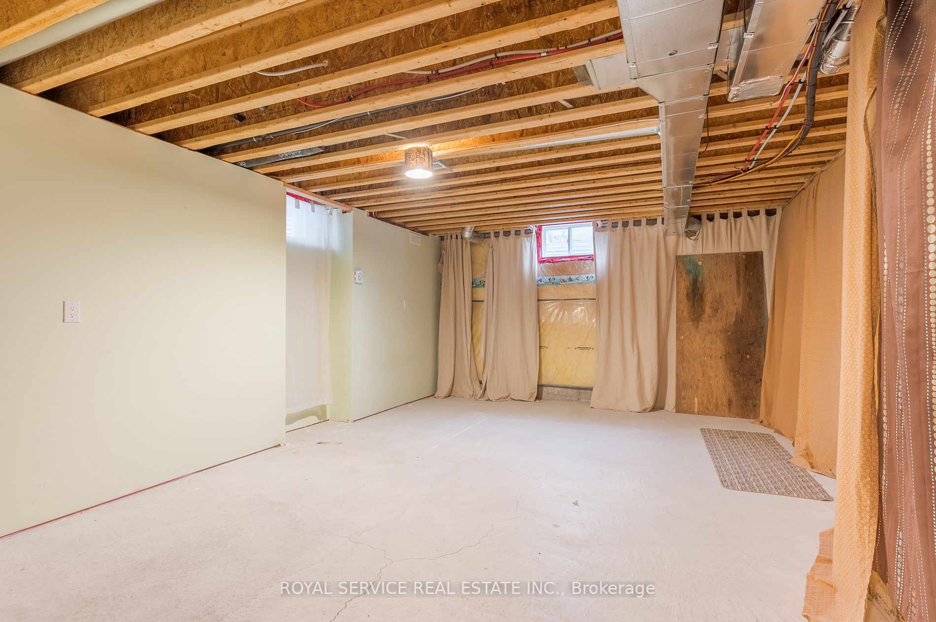 831 Leslie St