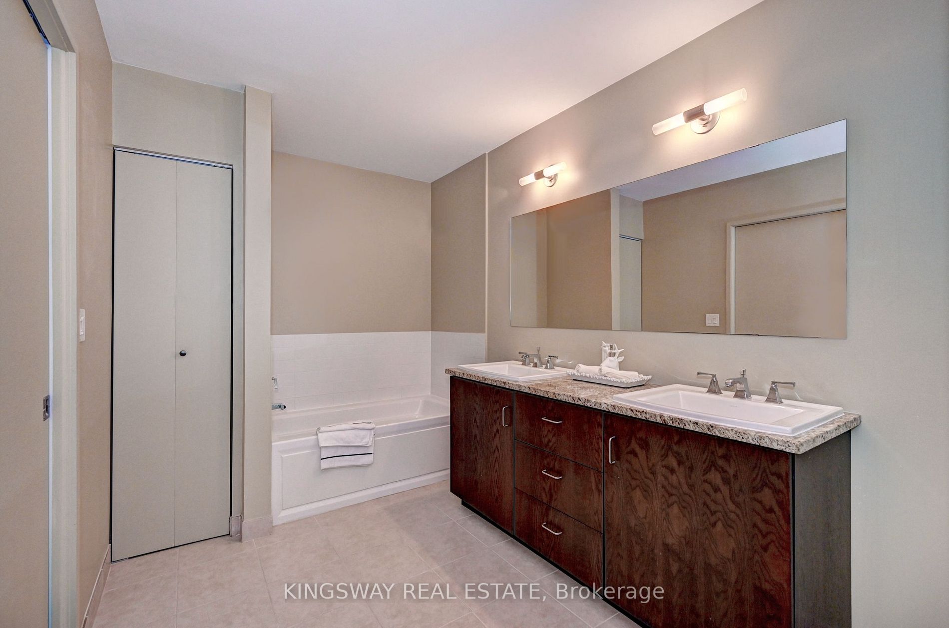 191 King St S, #512