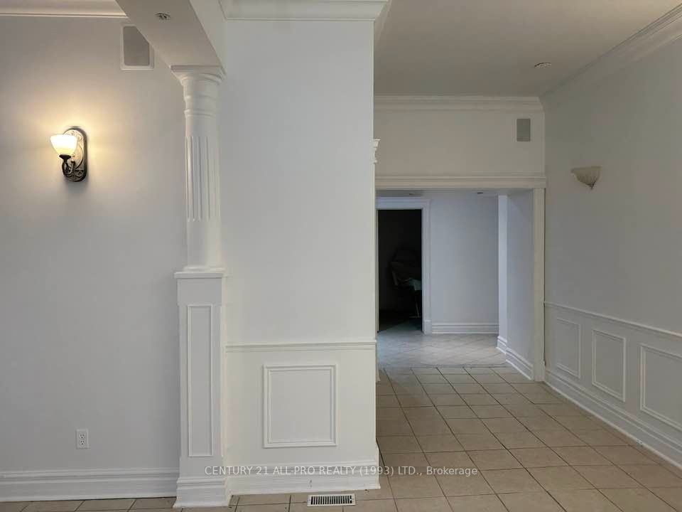 79 Aka King St W, #8