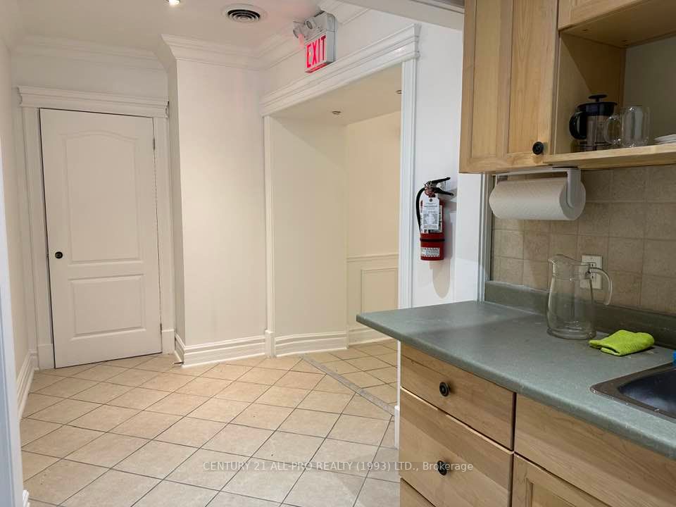 79 Aka King St W, #8