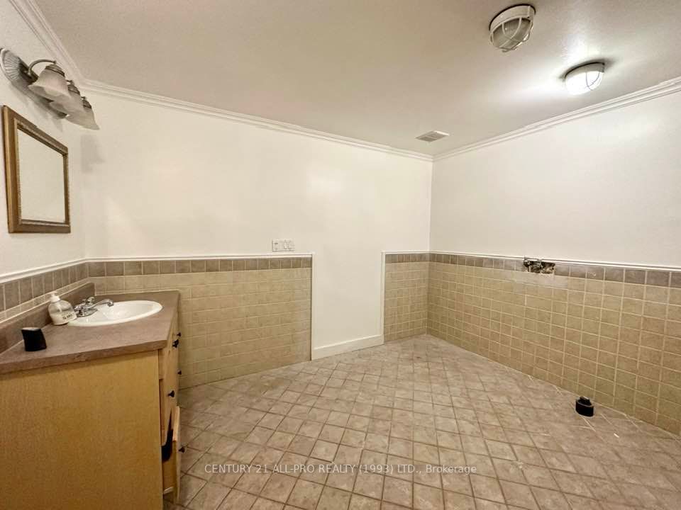 79 Aka King St W, #8
