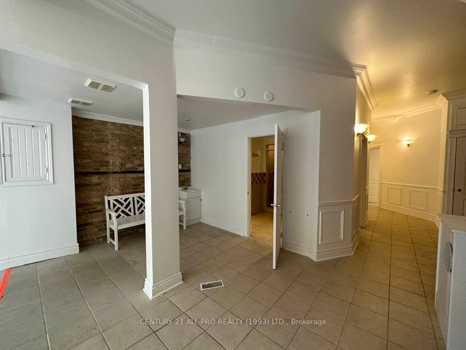 79 Aka King St W, #8