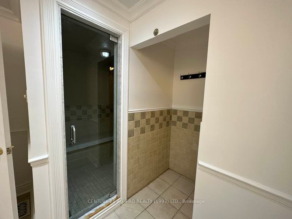 79 Aka King St W, #8
