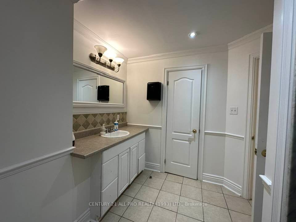79 Aka King St W, #8