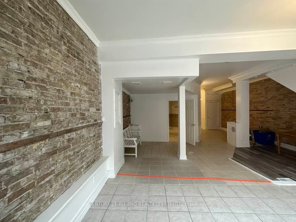 79 Aka King St W, #8