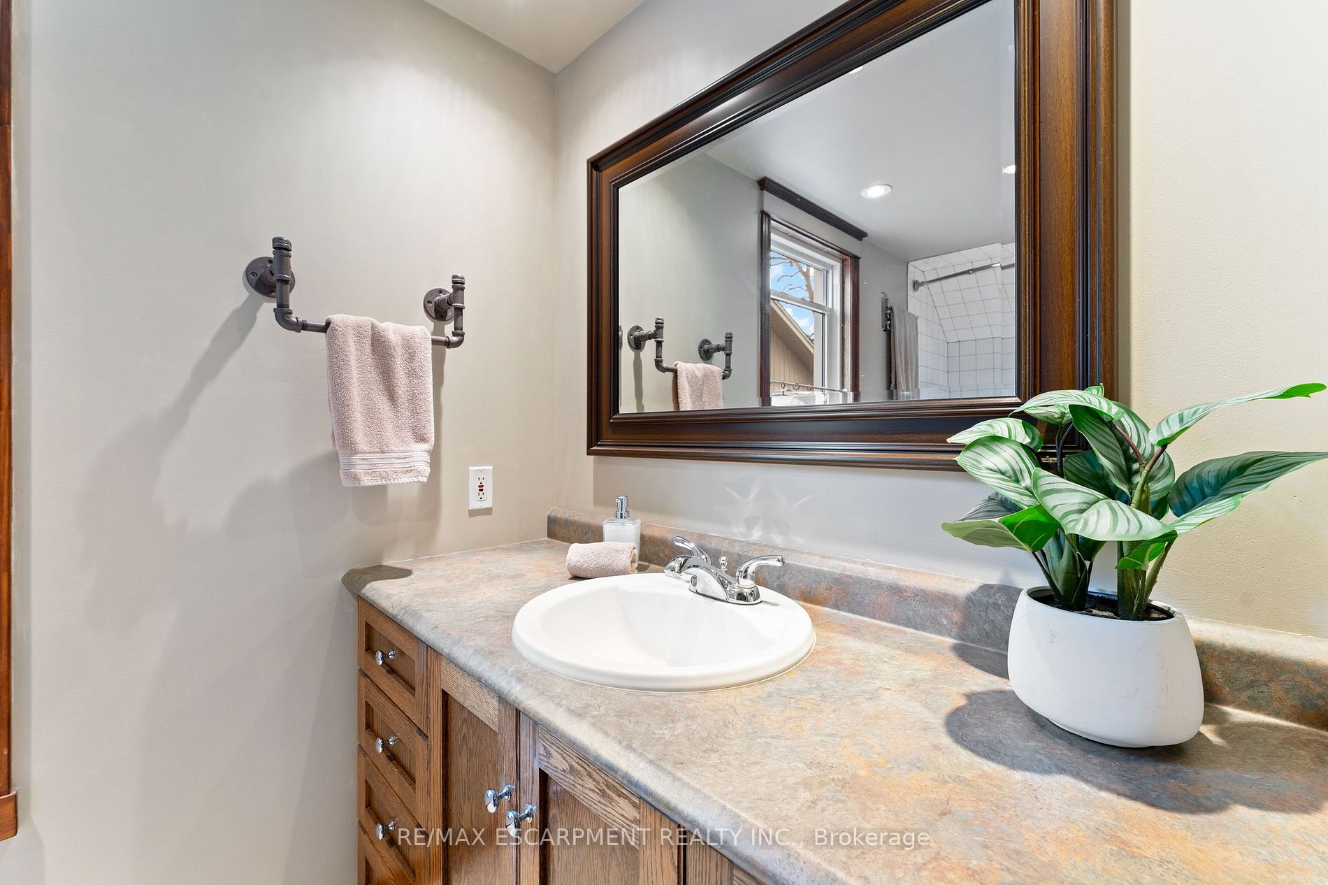 21 Orkney St W