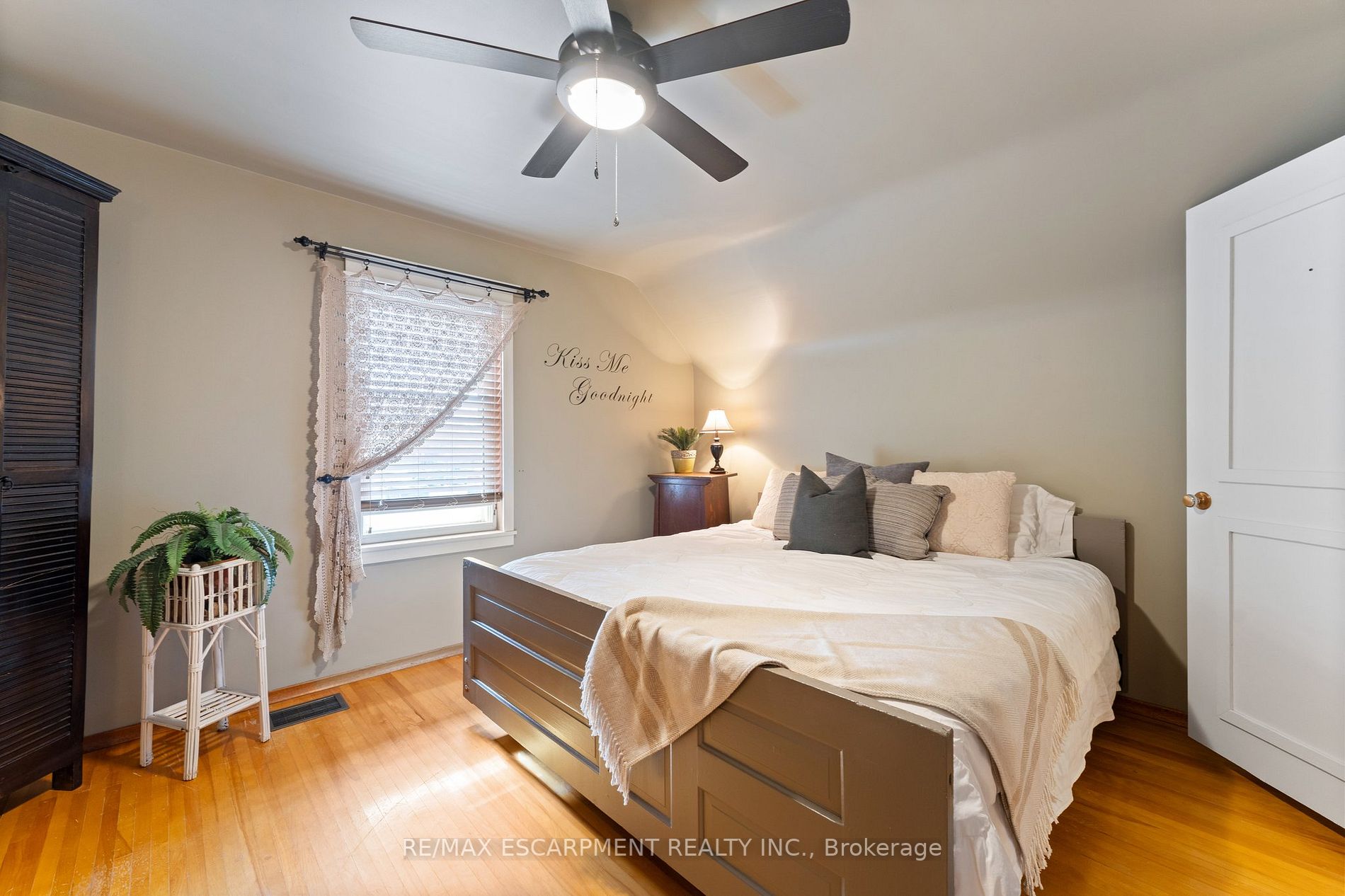 21 Orkney St W