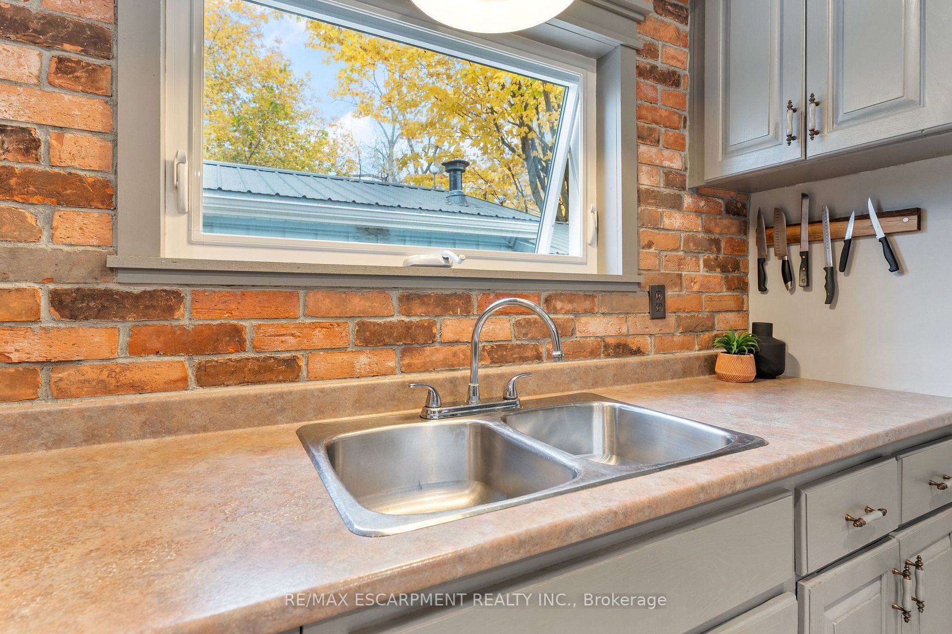21 Orkney St W