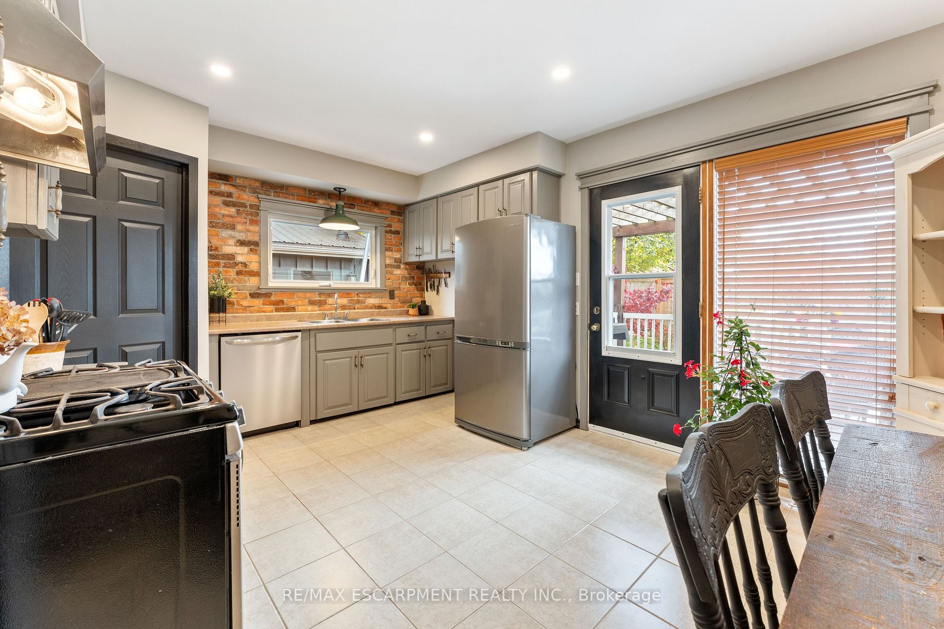 21 Orkney St W