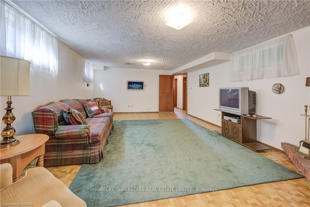402 Lakeview Dr