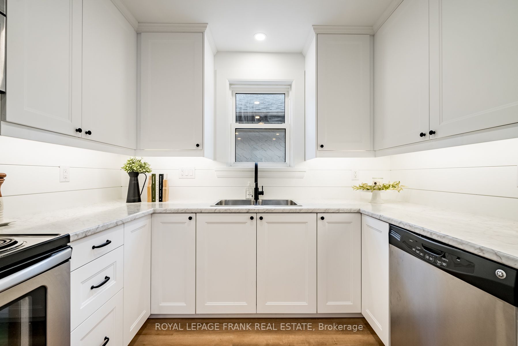 118 Glenelg St W