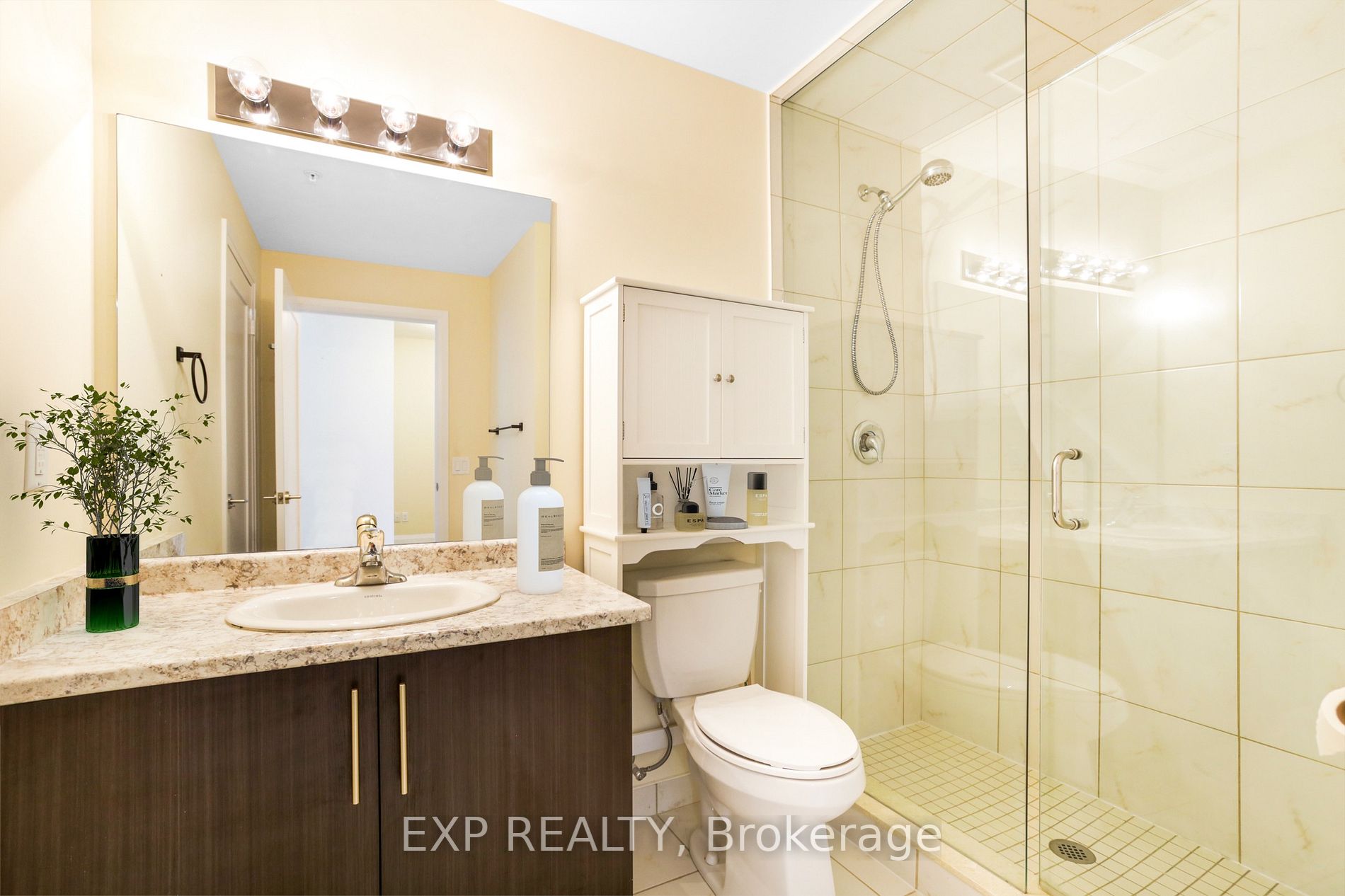 16 Concord Pl, #216