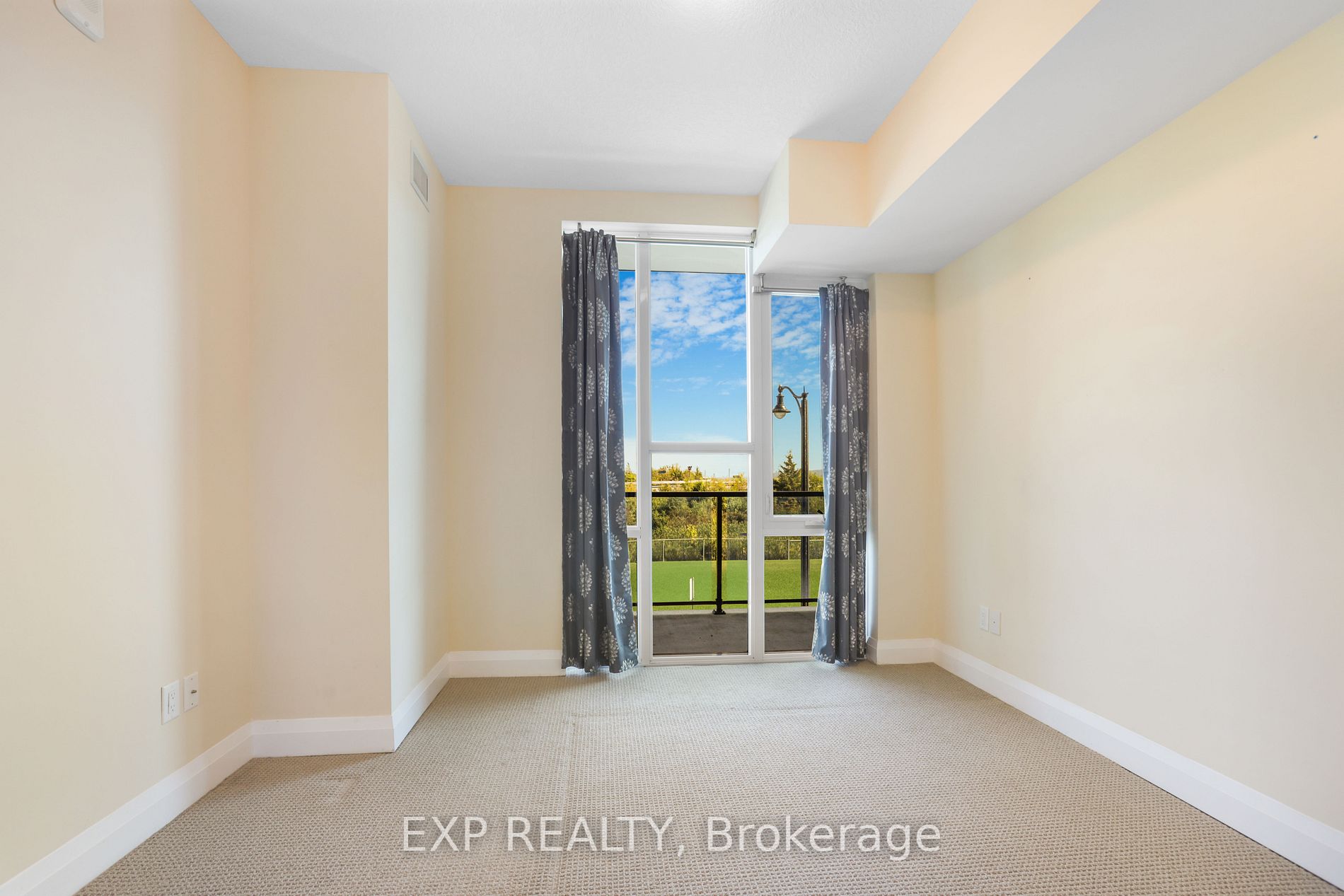 16 Concord Pl, #216