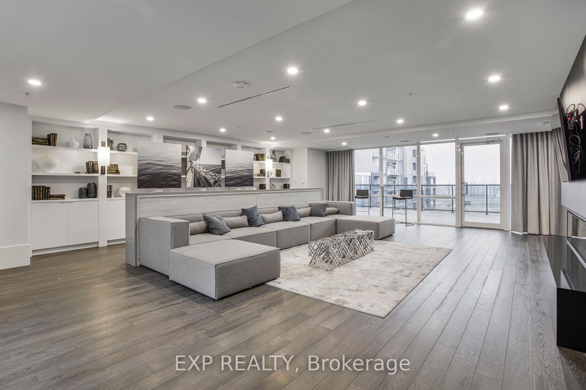 16 Concord Pl, #216