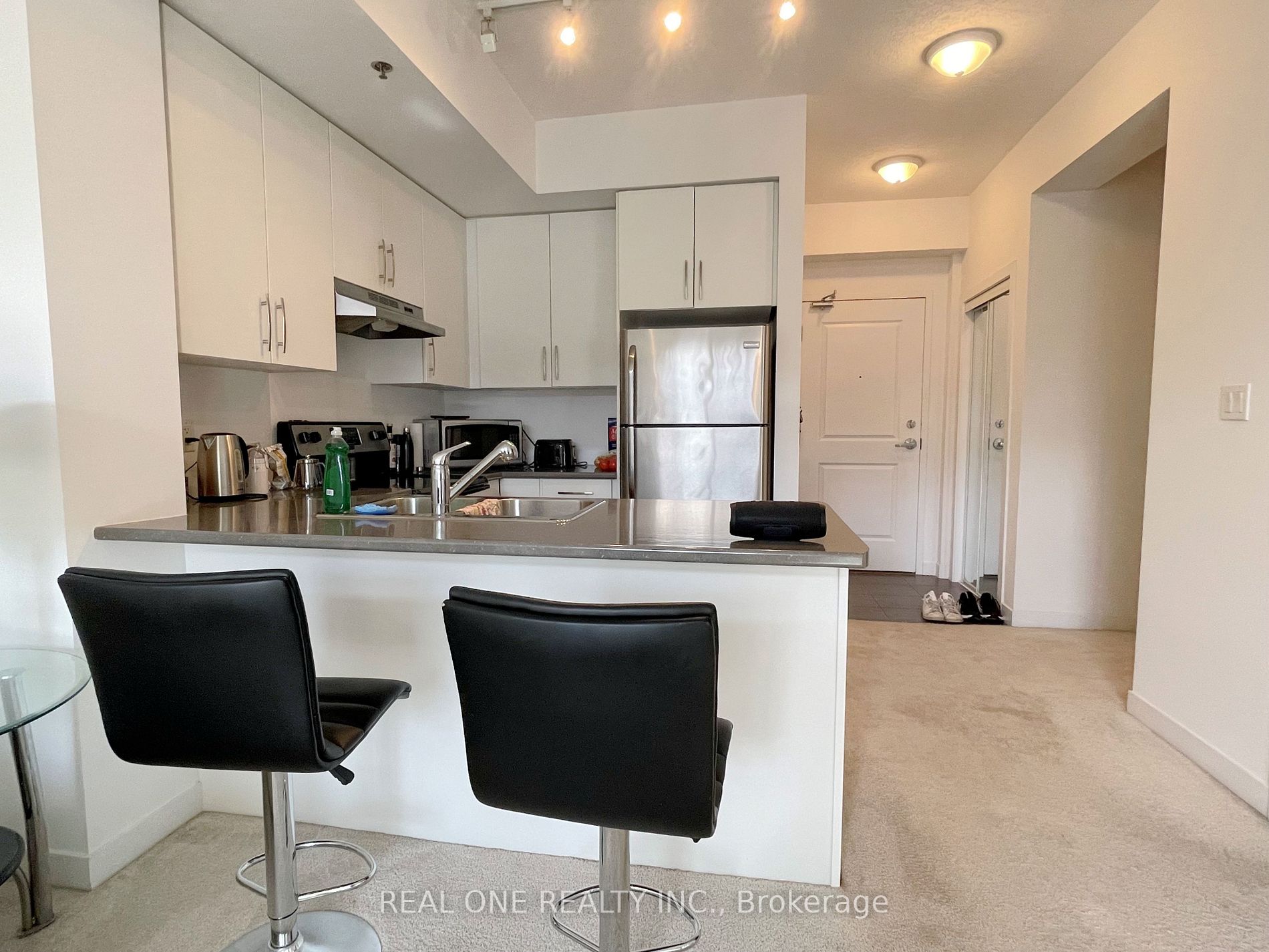 90 Charlton Ave W, #307