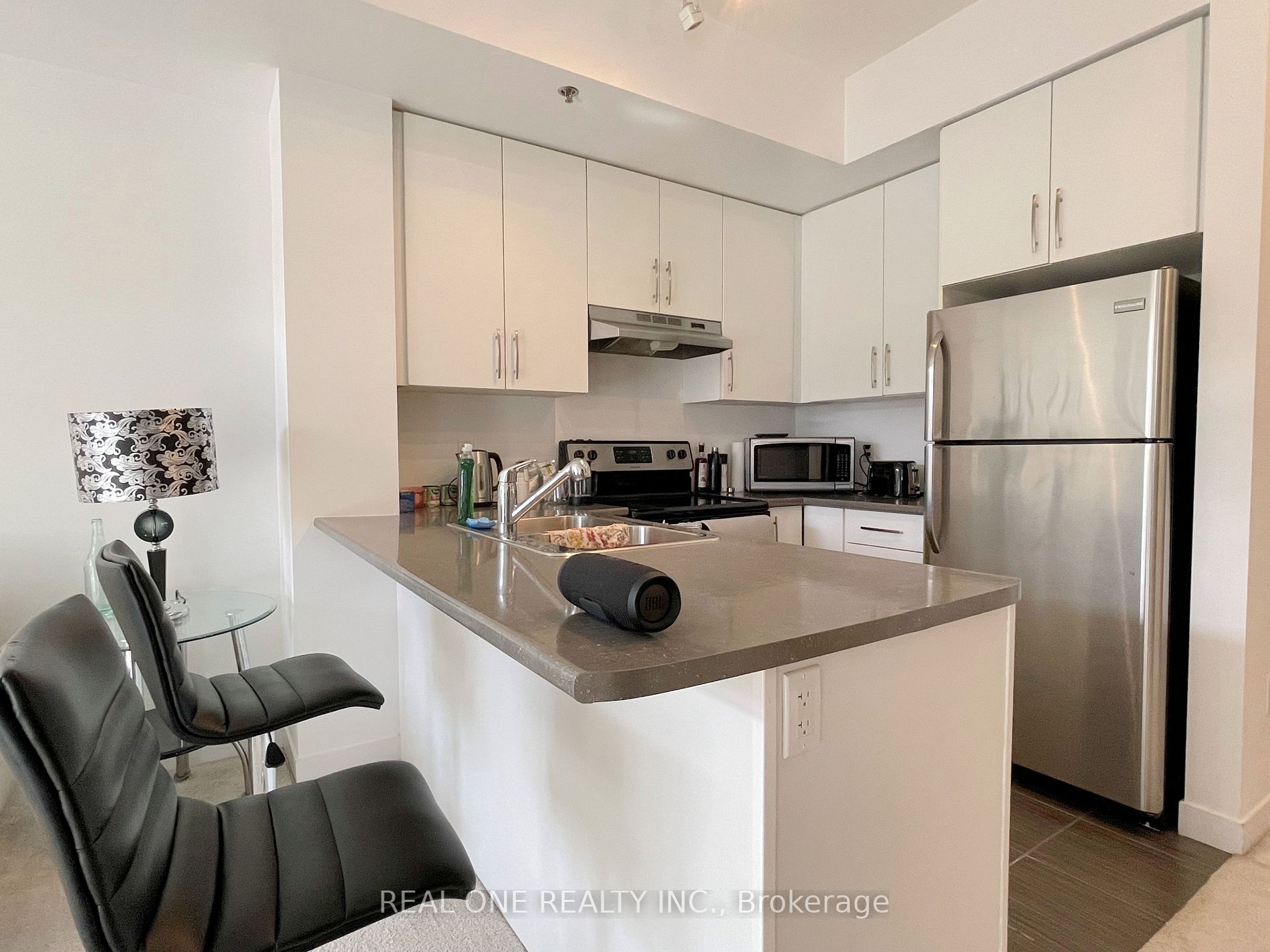 90 Charlton Ave W, #307