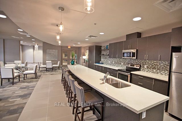 90 Charlton Ave W, #307