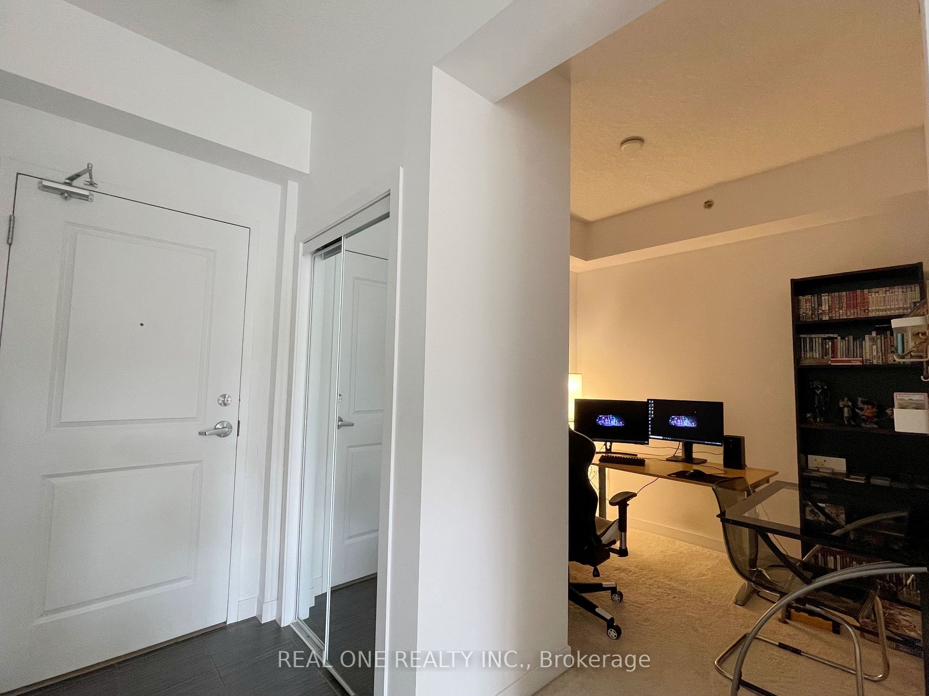 90 Charlton Ave W, #307