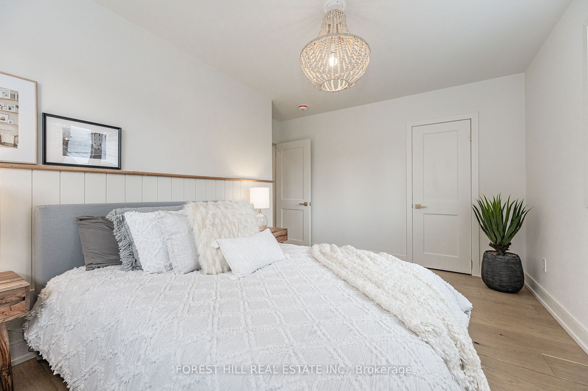 112 Queensway Dr