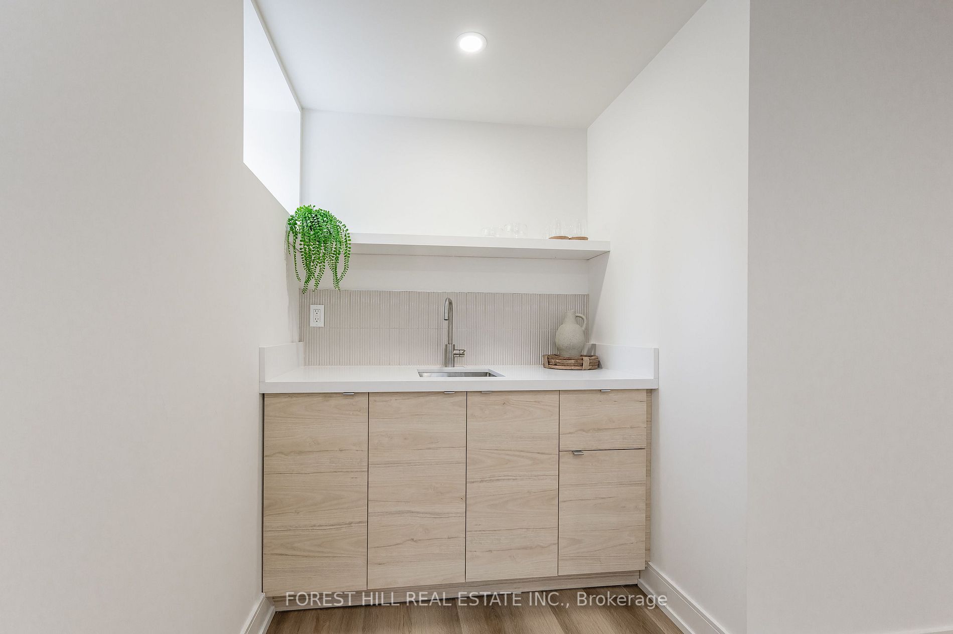 112 Queensway Dr