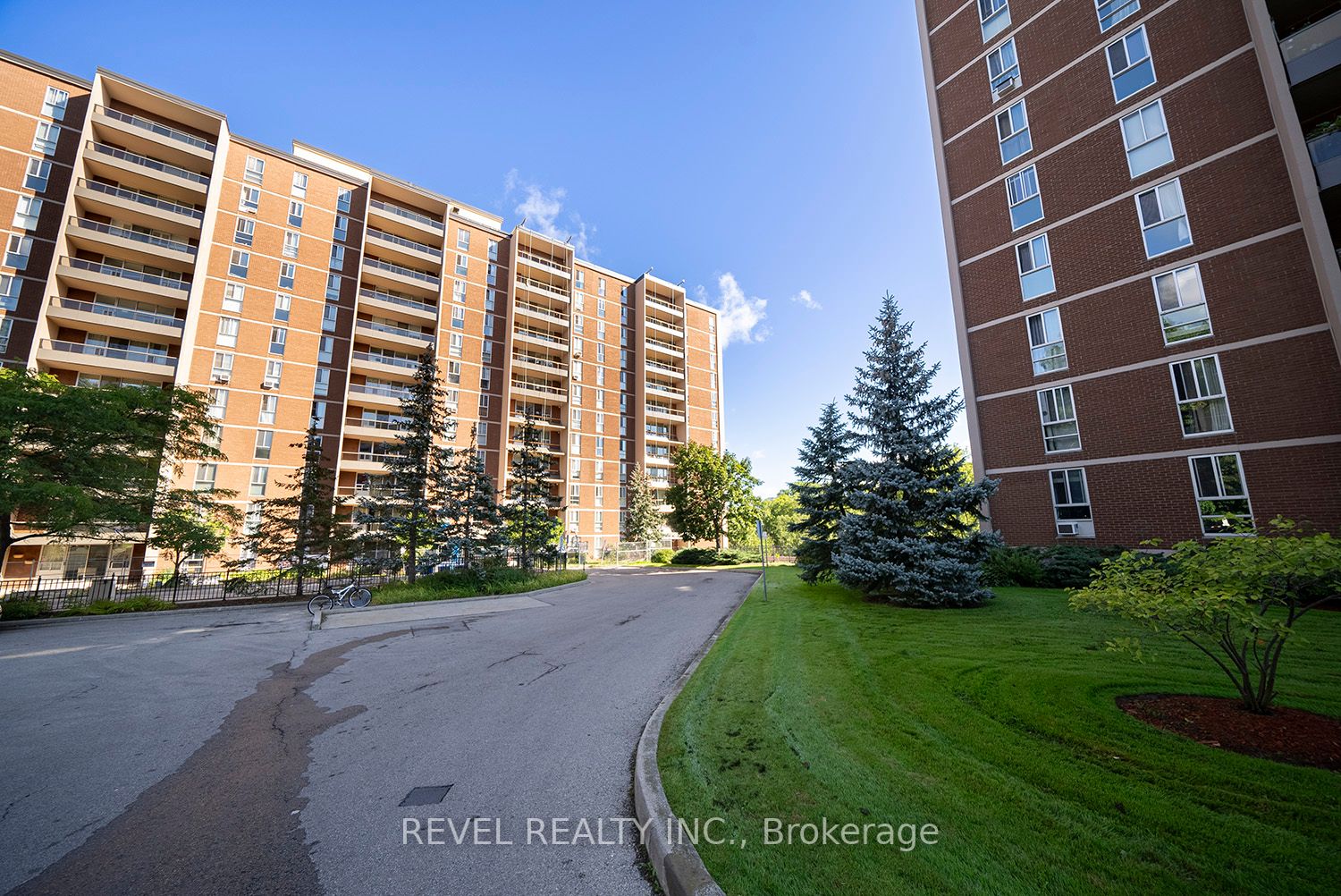 1968 Main St W, #305