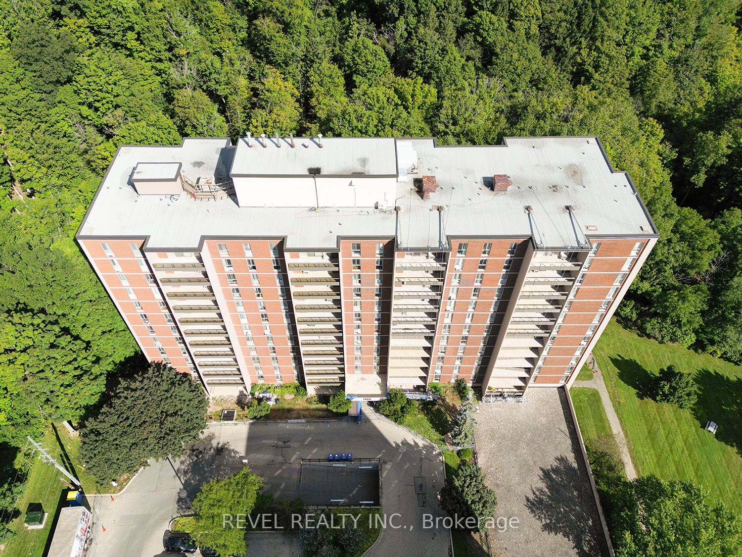 1968 Main St W, #305