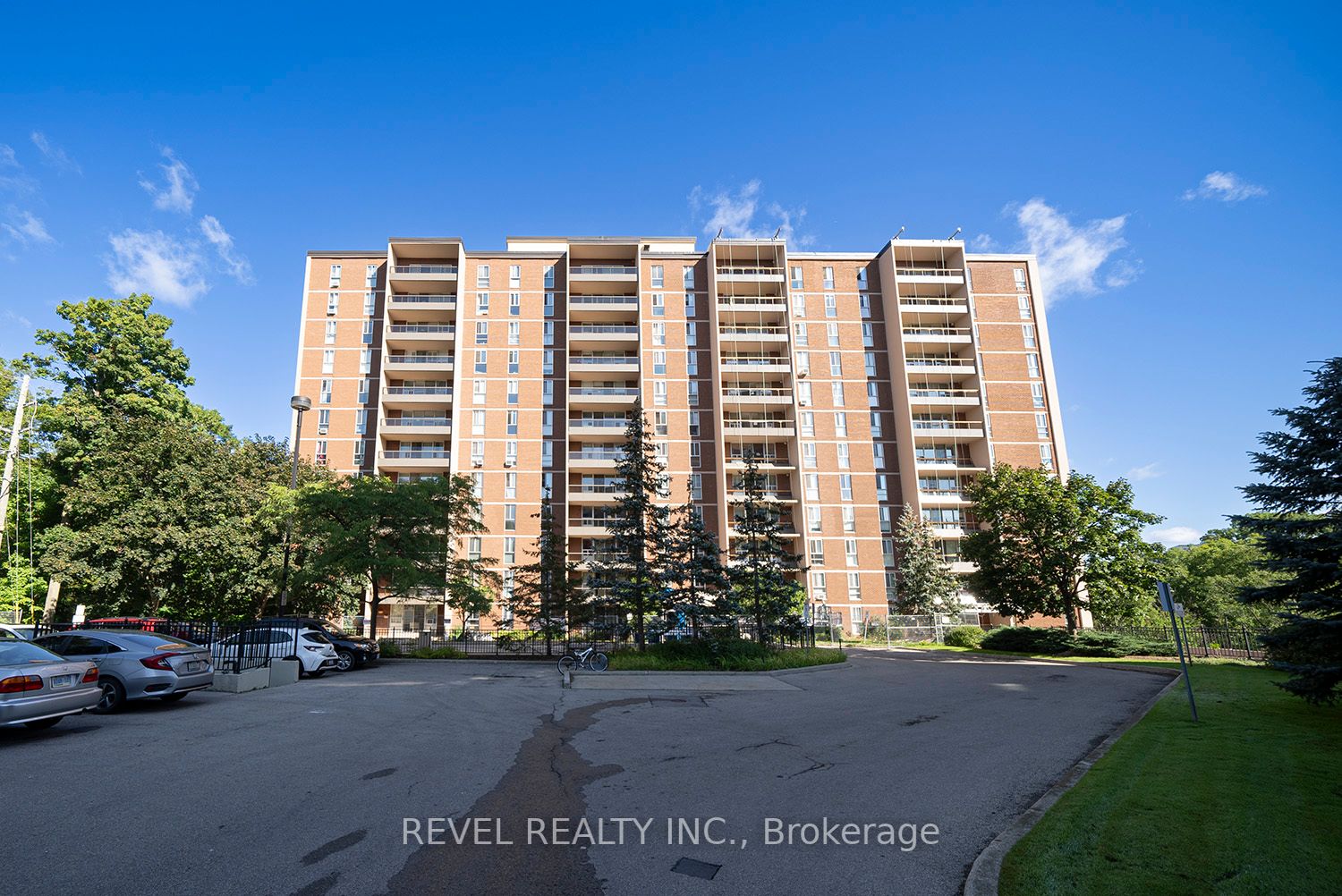 1968 Main St W, #305