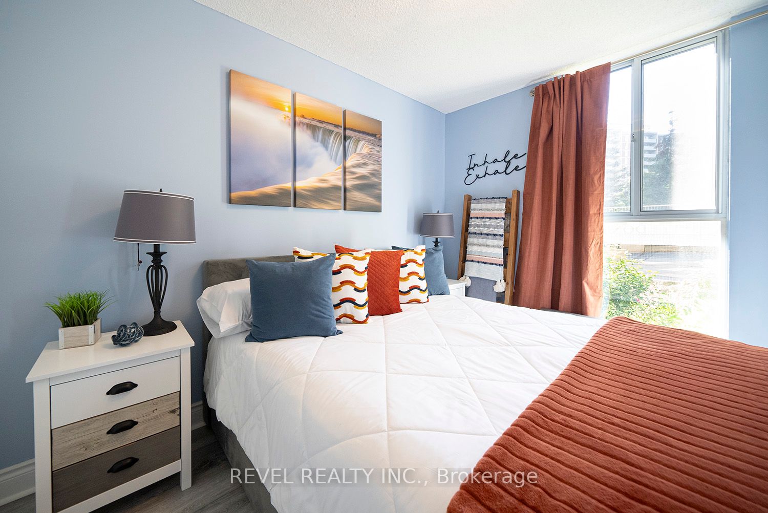 1968 Main St W, #305