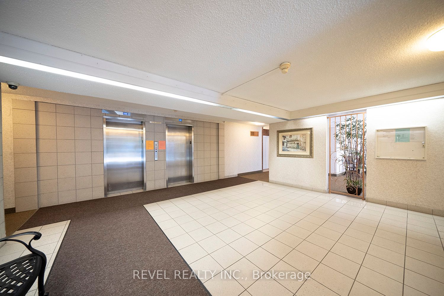 1968 Main St W, #305
