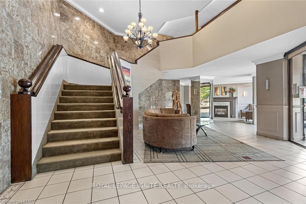 323 Colborne St, #706