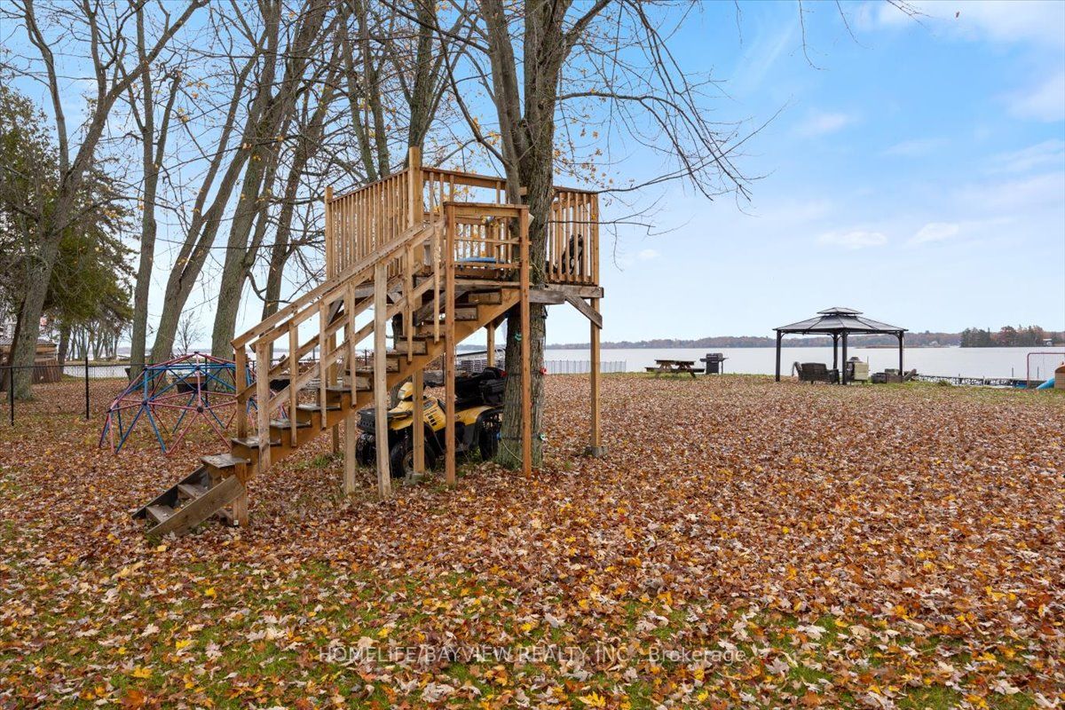 206 Lakeshore Dr E