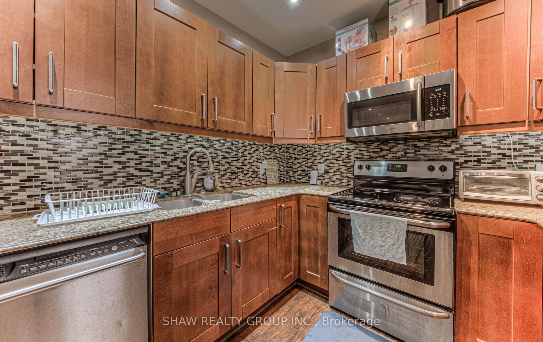 306 Dundas Street North St N