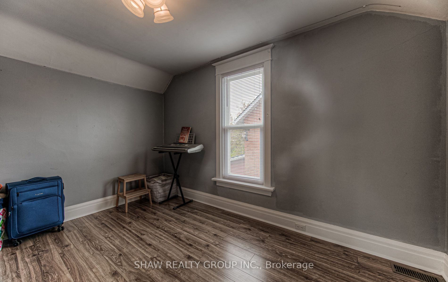 306 Dundas Street North St N