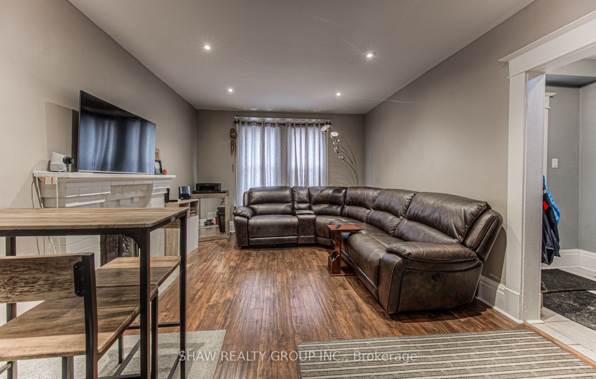 306 Dundas Street North St N