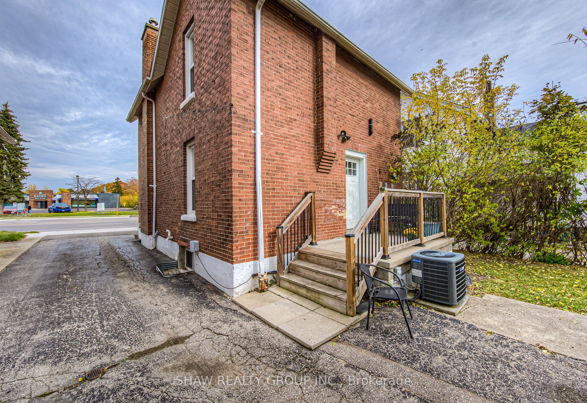 306 Dundas Street North St N